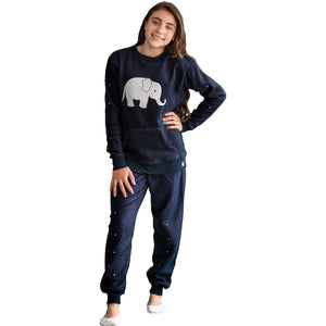 Niña de lado vistiendo la Pijama Elefante con puntitos blancos en las mangas y el pantalón y un lindo elefante estampado en el pecho diseño de Arctic Fox Colombia