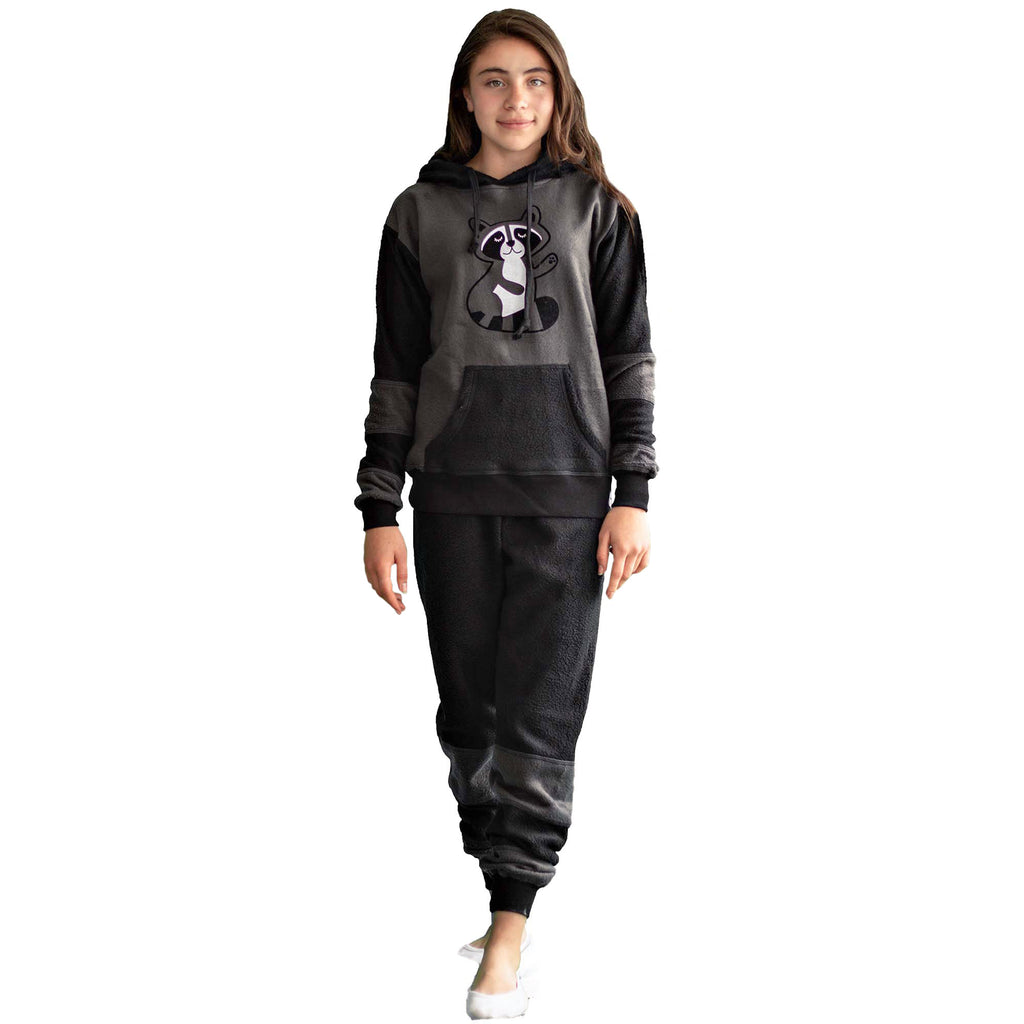Niña vistiendo la Pijama para Niñas Negra y Gris referencia Mapache, el cual va estampado en el pecho, diseño de Arctic Fox Colombia