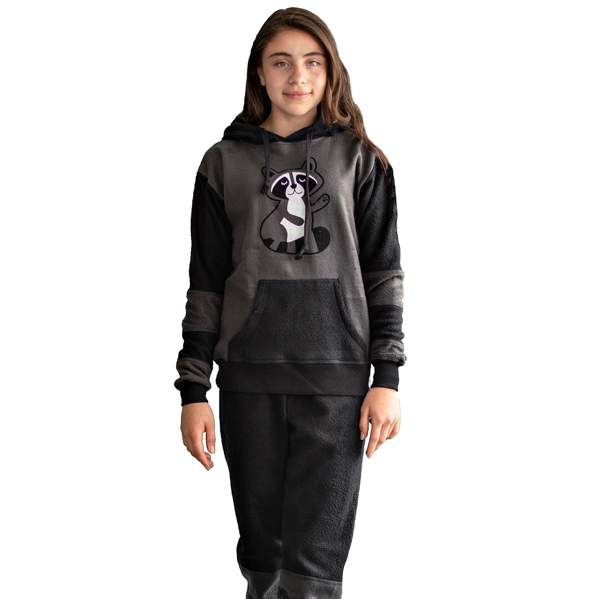 Niña vistiendo la Pijama para Niñas Negra y Gris referencia Mapache, el cual va estampado en el pecho, diseño de Arctic Fox Colombia