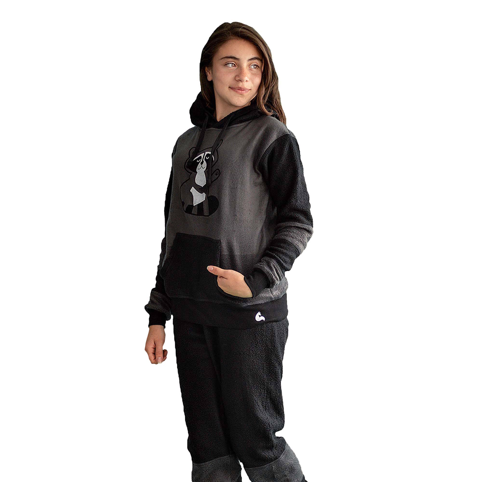 Niña vistiendo la Pijama para Niñas Negra y Gris referencia Mapache, el cual va estampado en el pecho, diseño de Arctic Fox Colombia