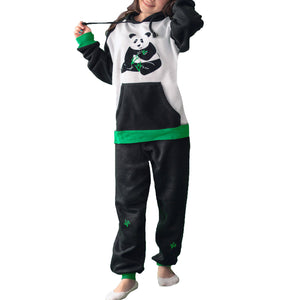 Detalle niña de frente vistiendo la Pijama Oso Panda negra y blanca, con un lindo oso panda en el pecho comiendo bambú, diseño de Arctic Fox Colombia.