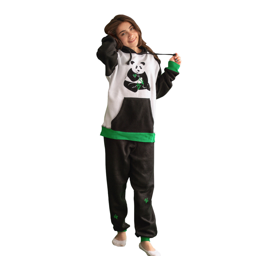Niña de frente vistiendo la Pijama Oso Panda negra y blanca, con un lindo oso panda en el pecho comiendo bambú, diseño de Arctic Fox Colombia.