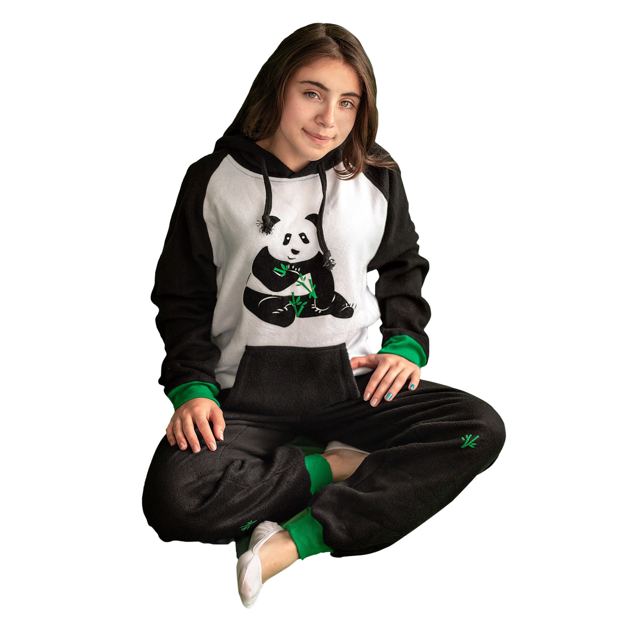 Niña sentada vistiendo la Pijama Oso Panda negra y blanca, con un lindo oso panda en el pecho comiendo bambú, diseño de Arctic Fox Colombia.
