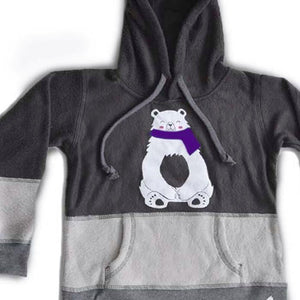 Detalle del Buzo hoodie de la Pijama para niñas referencia Oso Polar Bufanda Morada, en gris oscuro, gris perla y un lindo Oso Polar con Bufanda Morada en el pecho, diseño de Arctic Fox Colombia