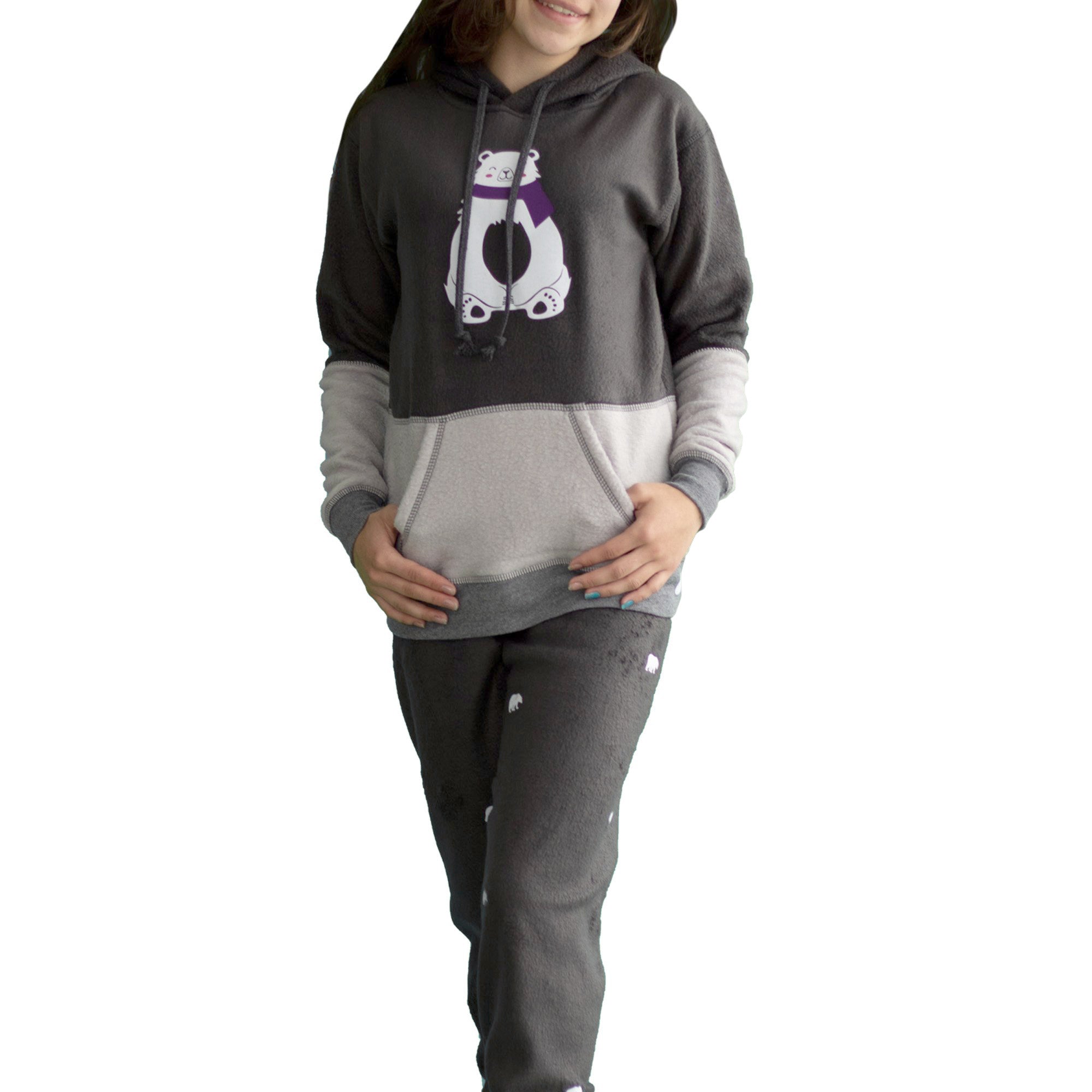 Detalle en Niña vistiendo la Pijama para niñas referencia Oso Polar Bufanda Morada, en gris oscuro, gris perla y un lindo Oso Polar con Bufanda Morada en el pecho, diseño de Arctic Fox Colombia