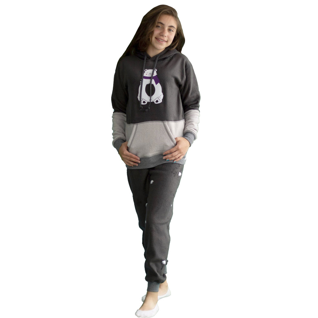 Niña vistiendo la Pijama para niñas referencia Oso Polar Bufanda Morada, en gris oscuro, gris perla y un lindo Oso Polar con Bufanda Morada en el pecho, diseño de Arctic Fox Colombia