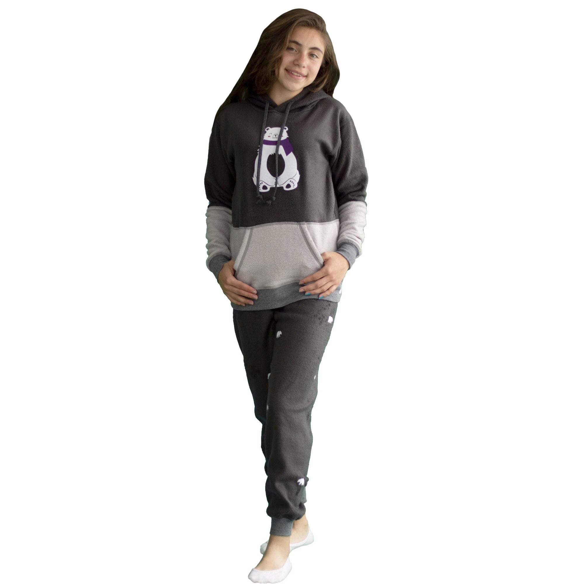 Niña vistiendo la Pijama para niñas referencia Oso Polar Bufanda Morada, en gris oscuro, gris perla y un lindo Oso Polar con Bufanda Morada en el pecho, diseño de Arctic Fox Colombia