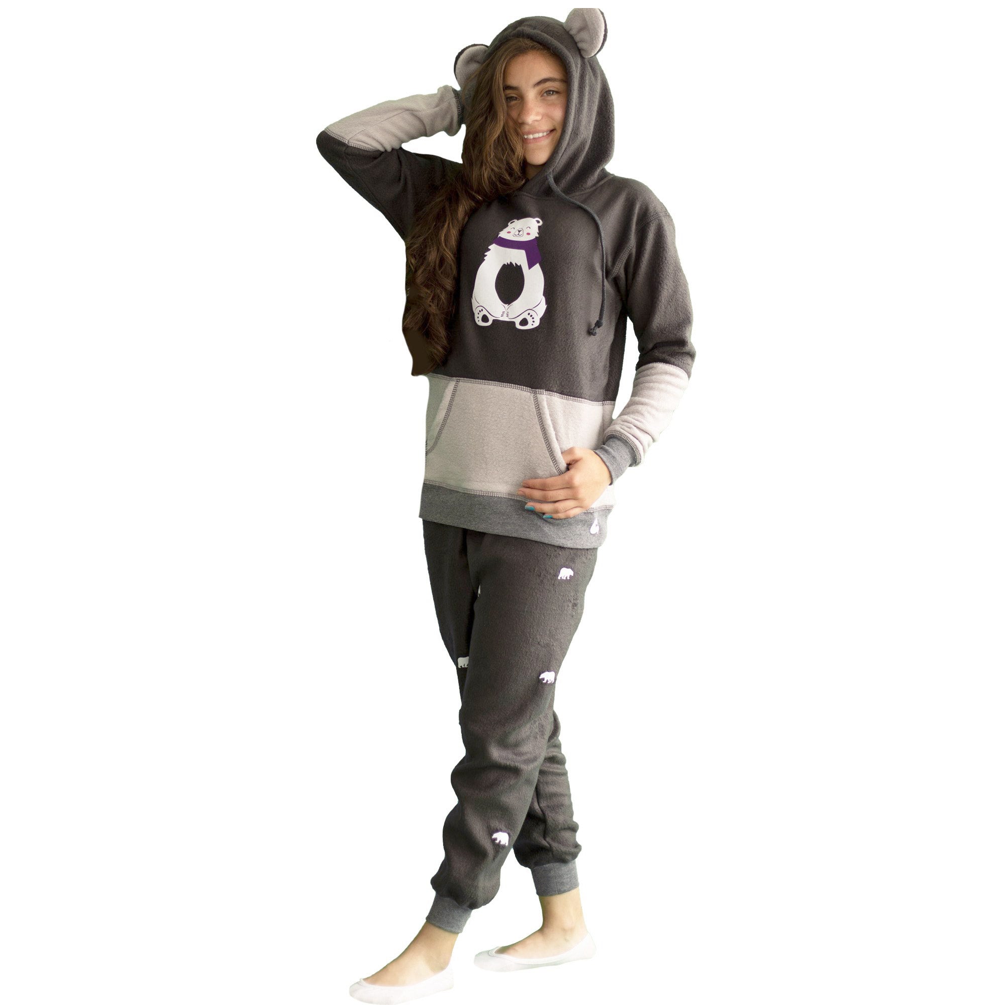 Niña vistiendo la Pijama para niñas referencia Oso Polar Bufanda Morada, en gris oscuro, gris perla y un lindo Oso Polar con Bufanda Morada en el pecho, diseño de Arctic Fox Colombia