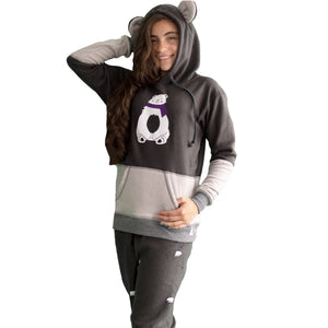 Detalle en niña vistiendo la Pijama para niñas referencia Oso Polar Bufanda Morada, en gris oscuro, gris perla y un lindo Oso Polar con Bufanda Morada en el pecho, diseño de Arctic Fox Colombia