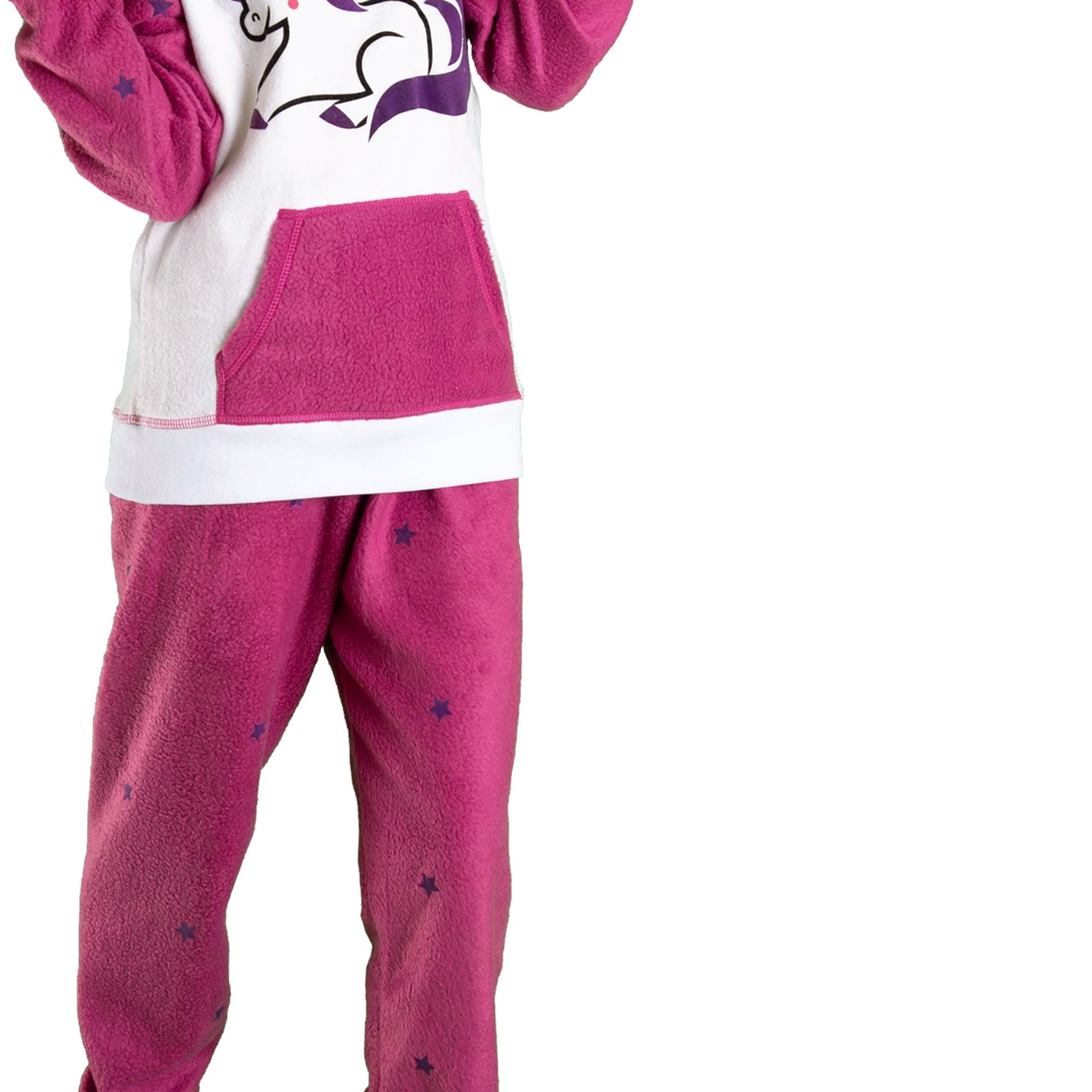 Detalle en Niña vistiendo la Pijama para Niñas Fuxia y Blanco referencia Unicornio con un lindo unicornio morado con cuerno amarillo en el pecho, diseño de Arctic Fox Colombia