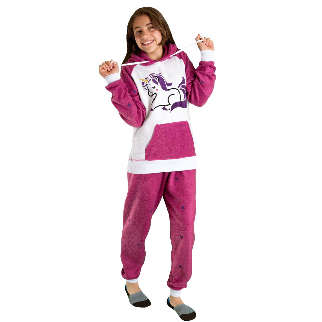 Niña vistiendo la Pijama para Niñas Fuxia y Blanco referencia Unicornio con un lindo unicornio morado con cuerno amarillo en el pecho, diseño de Arctic Fox Colombia