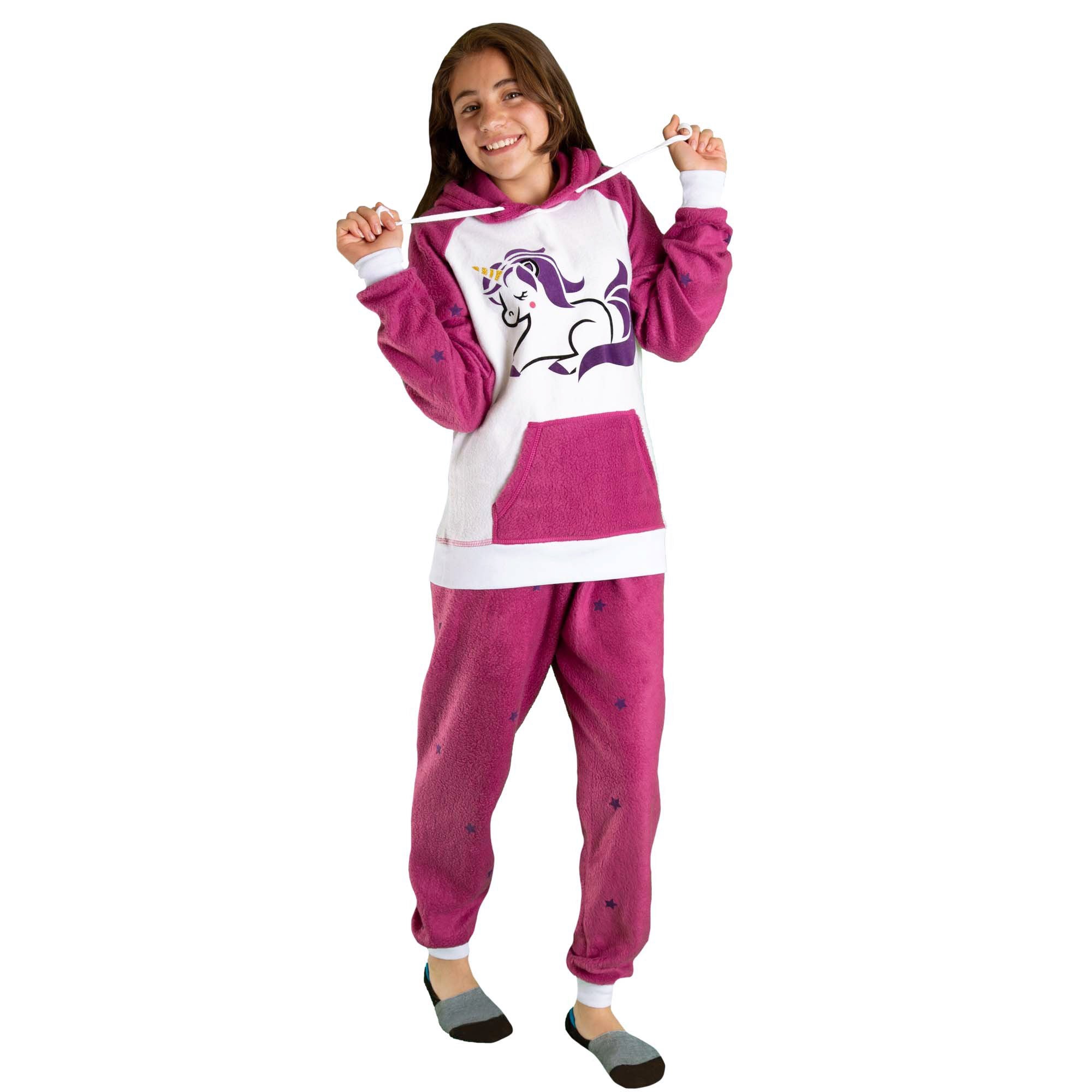 Niña vistiendo la Pijama para Niñas Fuxia y Blanco referencia Unicornio con un lindo unicornio morado con cuerno amarillo en el pecho, diseño de Arctic Fox Colombia