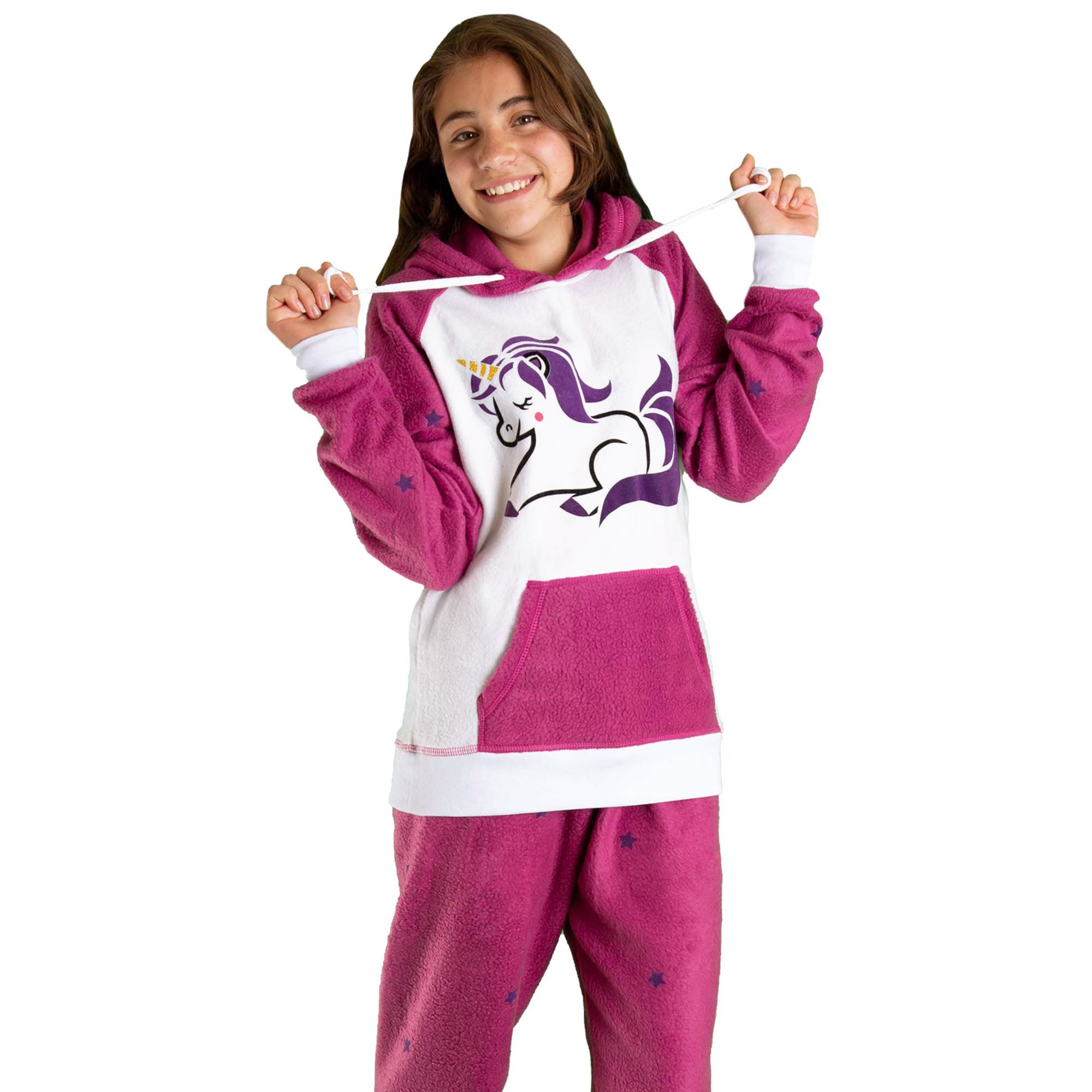Niña vistiendo la Pijama para Niñas Fuxia y Blanco referencia Unicornio con un lindo unicornio morado con cuerno amarillo en el pecho, diseño de Arctic Fox Colombia