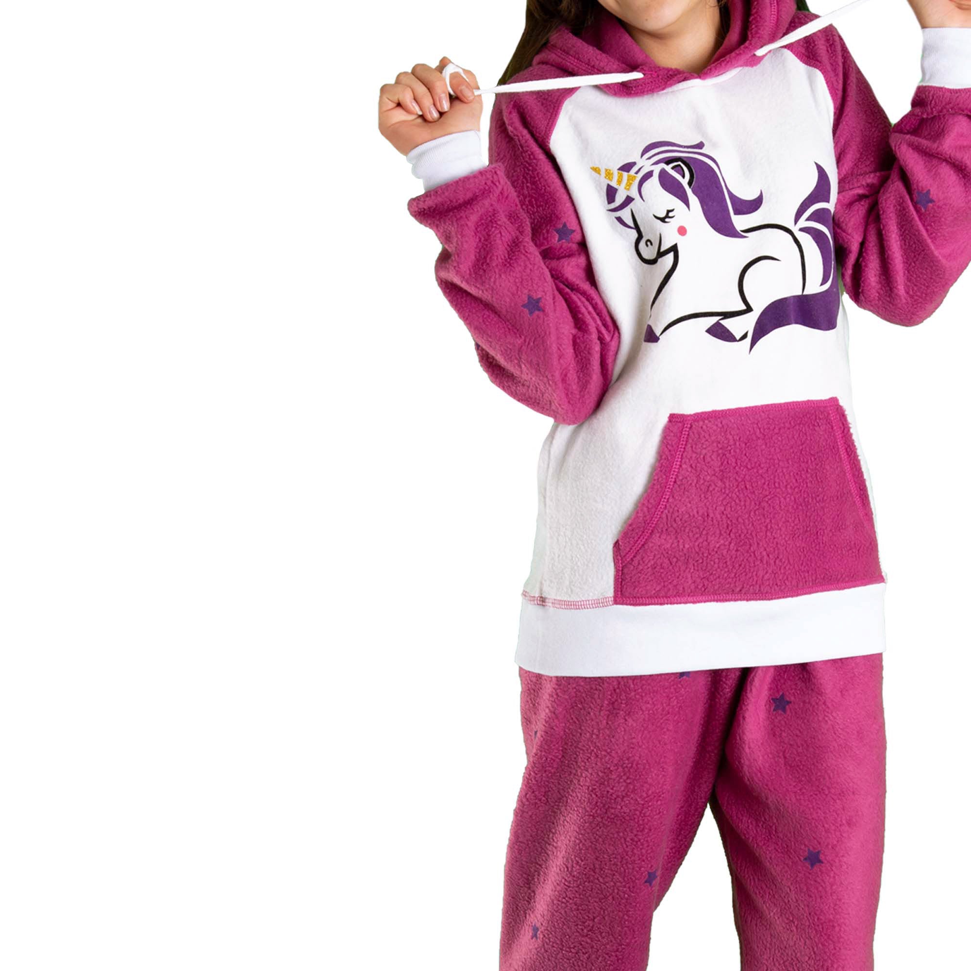 Detalle de Niña vistiendo la Pijama para Niñas Fuxia y Blanco referencia Unicornio con un lindo unicornio morado con cuerno amarillo en el pecho, diseño de Arctic Fox Colombia