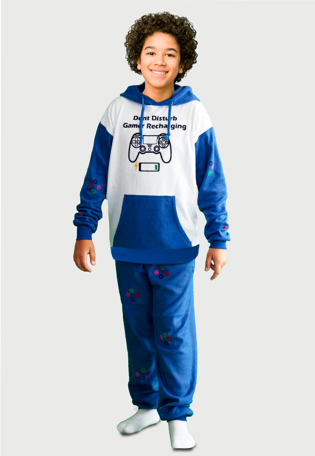 Niño afroamericano usando una pijama de gamer azul con el control  en el saco que dice no molestar gamer cargando