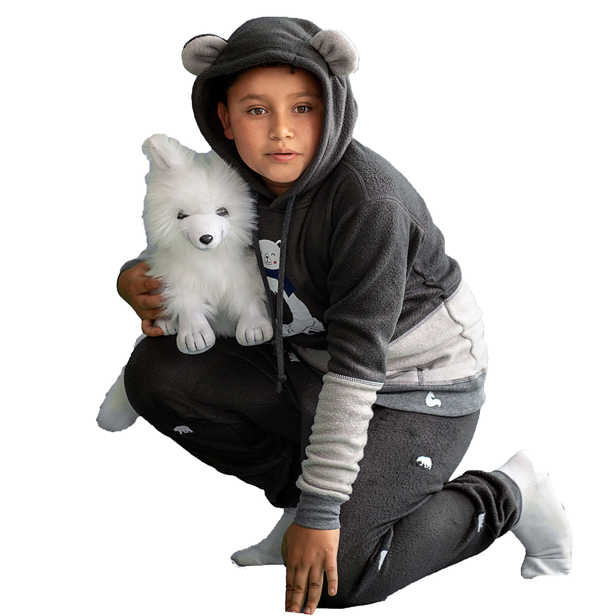 Niño de rodillas vistiendo la Pijama para Niño Gris Oscuro y Gris Claro referencia Oso Panda con una Bufanda Azul, combinación de gris oscuro y perlado con un oso panda estampado en el pecho, diseño de Arctic Fox Colombia