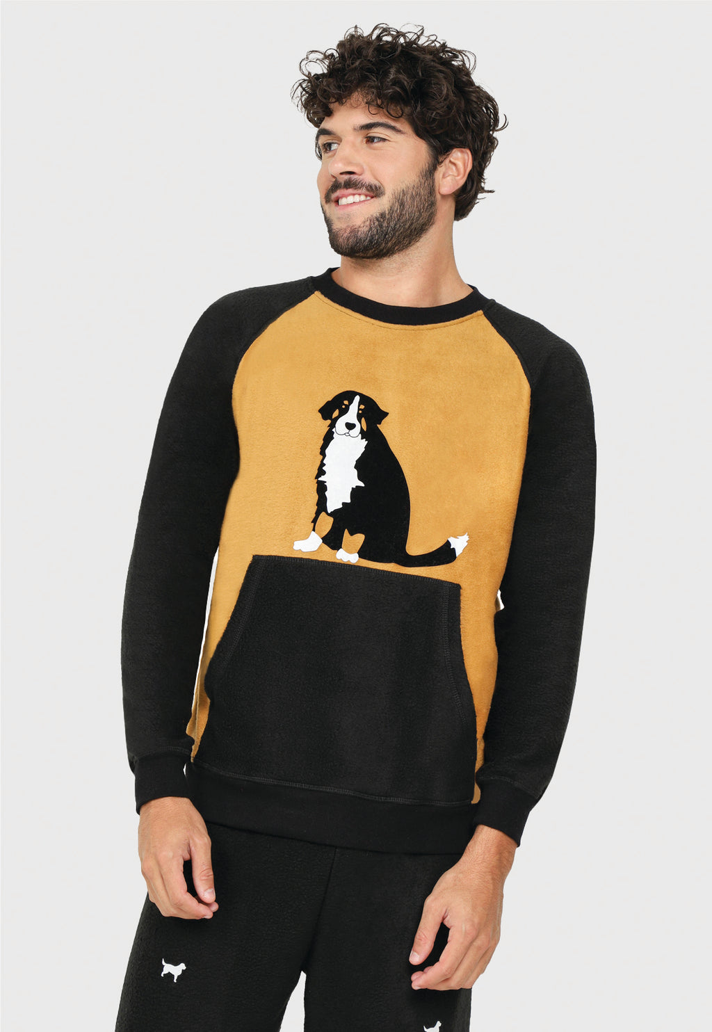 jocen sonriente vistiendo una pijama de bernes de la montaña