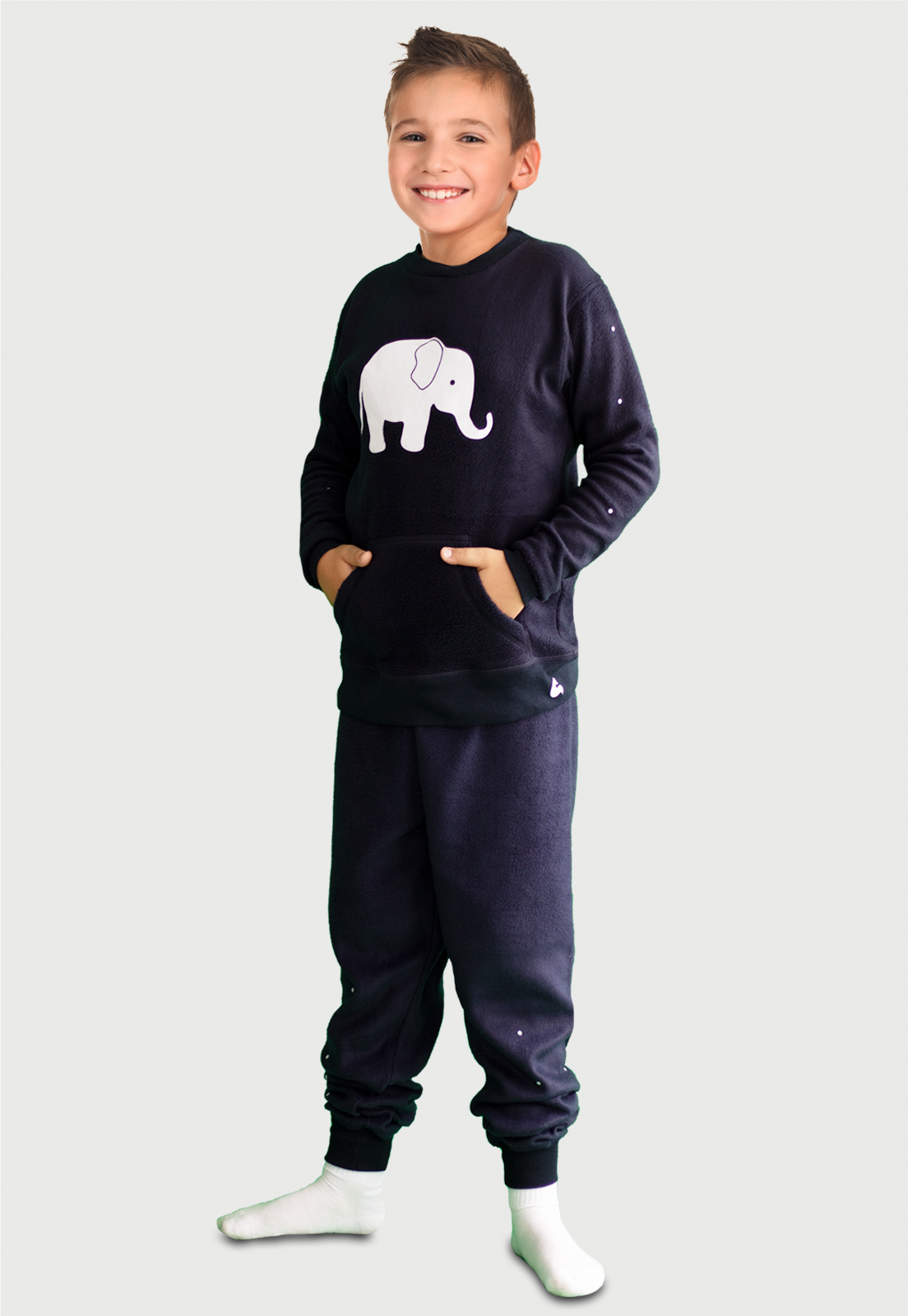 Lindo niño usando una pijama de color azul de dulce abrigo con un elefante en el pecho