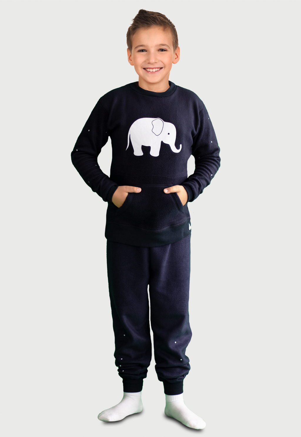 Niño luciendo una pijama azul térmica estampada con un elefante blanco