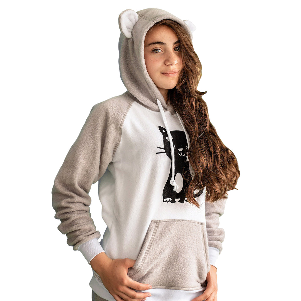 Detalle en Niña vistiendo la Pijama para Niña Gris Perla referencia Gata blanca con gaticos estampados en las mangas del pantalón y un gatito negro en el pecho, diseño de Arctic Fox Colombia