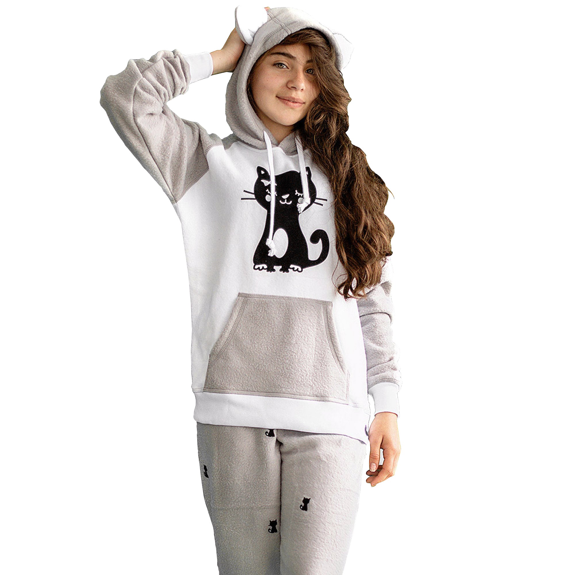 Niña vistiendo la Pijama para Niña Gris Perla referencia Gata blanca con gaticos estampados en las mangas del pantalón y un gatito negro en el pecho, diseño de Arctic Fox Colombia