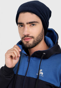 Detalle en cuello alto de hombre adulto vistiendo la sudadera para hombre conjunto chaqueta hoodie Azul Rey y Azul Obscuro con pantalón de sudadera azul obscuro.