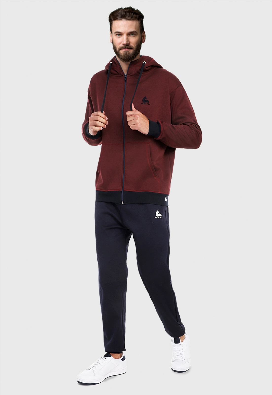Hombre vistiendo la chaqueta hoodie vinotinto para hombre con capota forrada en azul.