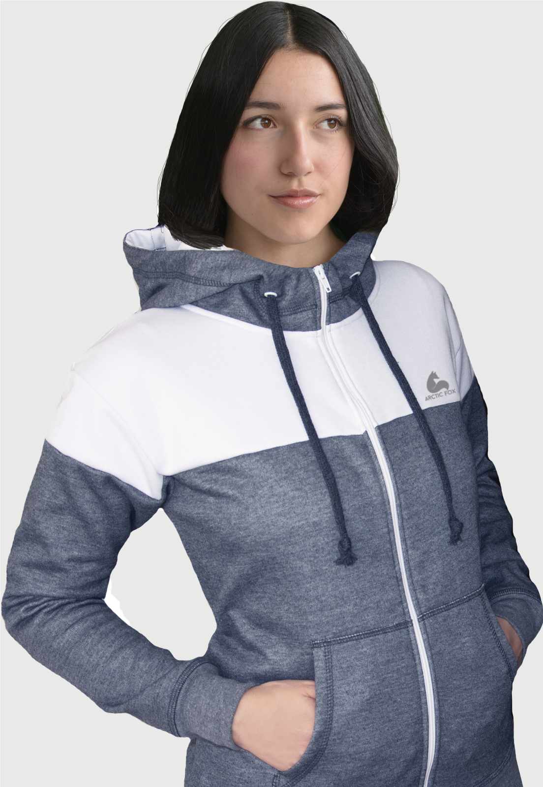 Detalle de mujer vistiendo la sudadera para mujer conjunto chaqueta hoodie color gris con franja blanca y pantalón de sudadera gris.