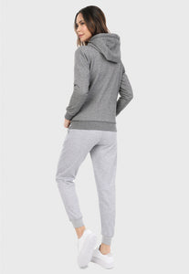 Mujer de espalda vistiendo la sudadera para mujer conjunto buzo hoodie gris obscuro y pantalón de sudadera jaspe.
