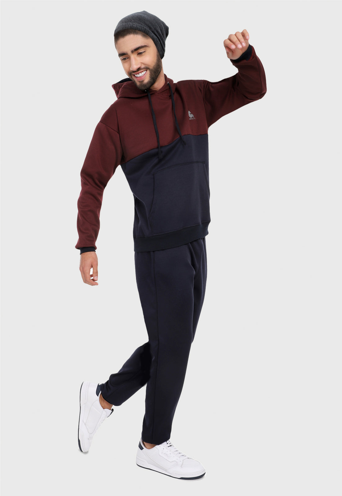 Hombre adulto vistiendo la sudadera para hombre conjunto buzo hoodie vinotinto y azul  y pantalón de sudadera azul.