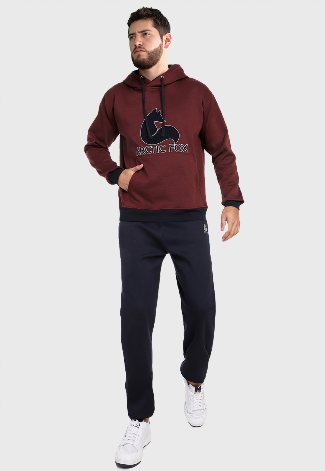 Hombre adulto vistiendo la sudadera para hombre conjunto buzo hoodie Vinotinto y Azul con pantalón de sudadera azul.