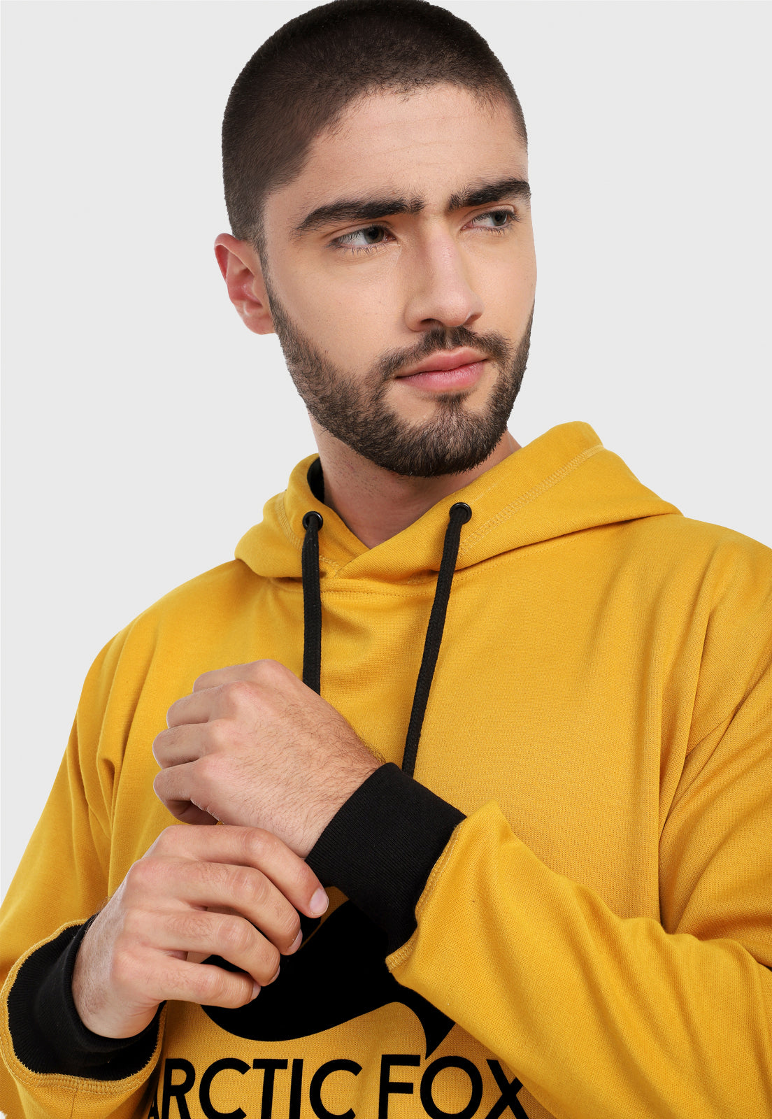 Detalle de hombre vistiendo el buzo hoodie mostaza para hombre Arctic Fox.