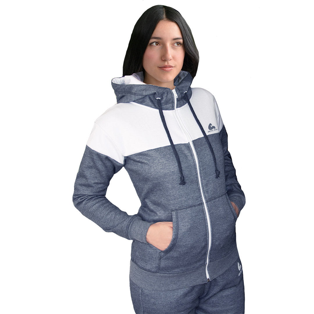 Mujer de lado, vistiendo una linda sudadera gris con corte blanco arriba en el busto, capota forrada con tela blanca y bolsillo Canguro. Diseño de Arctic Fox Colombia.