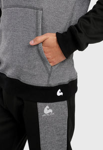 Detalle de hombre adulto vistiendo la sudadera para hombre conjunto buzo hoodie Negro y Gris  y pantalón de sudadera negro.