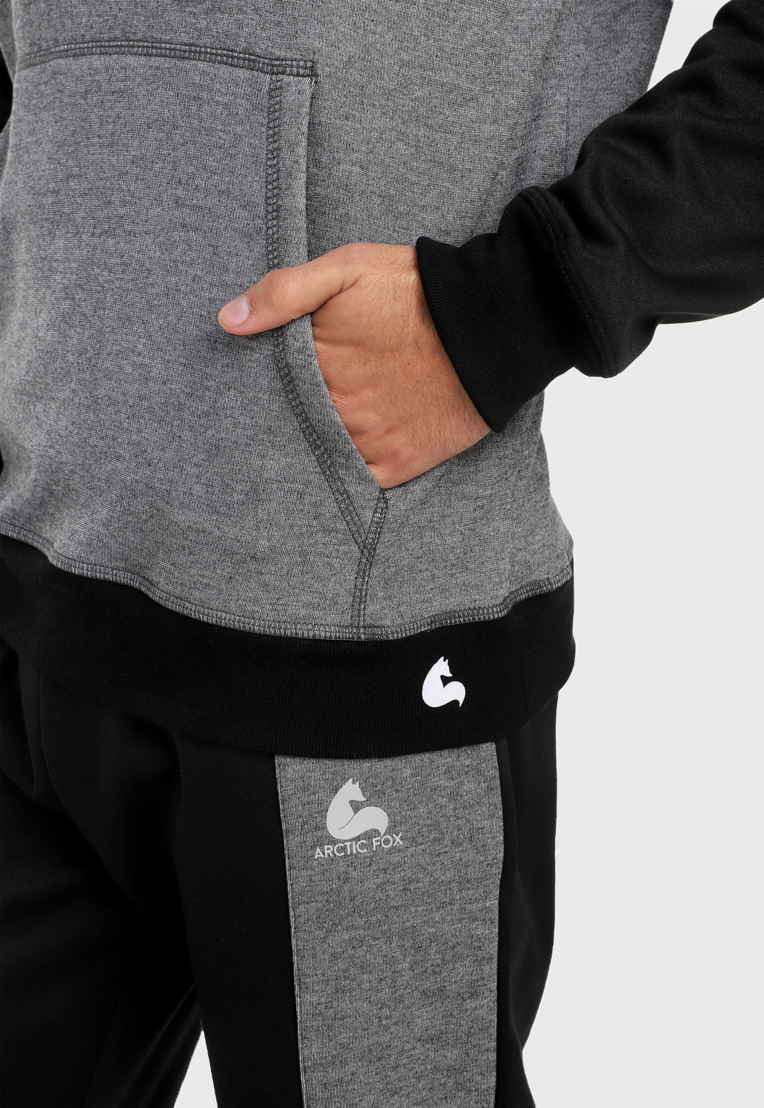 Detalle en bolsillo de hombre vistiendo el buzo hoodie negro y gris para hombre con capota forrada gris.