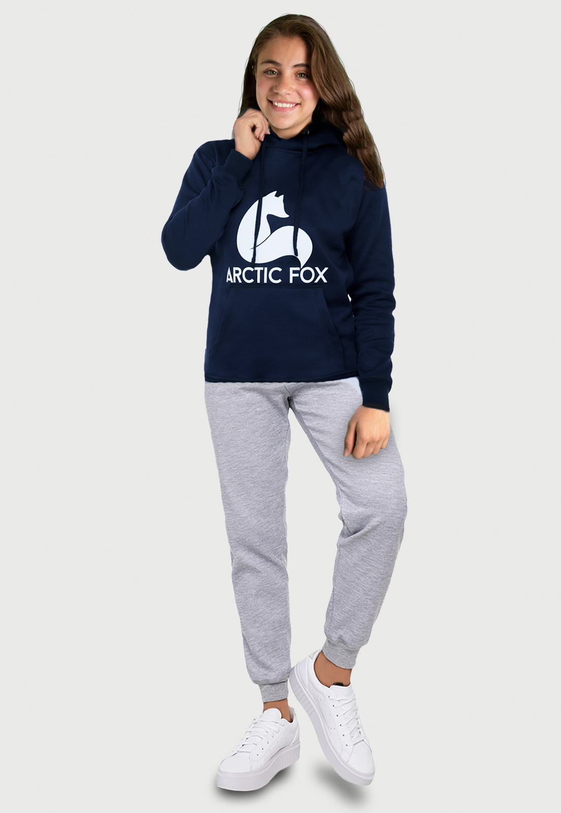 Niña rubia usando una sudadera de arctic fox azul navi con un logo estampado en el saco
