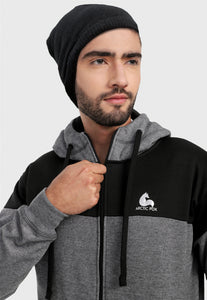 Detalle en buzo de hombre adulto vistiendo la sudadera para hombre conjunto chaqueta hoodie Gris y Negra corte americano con pantalón de sudadera gris.