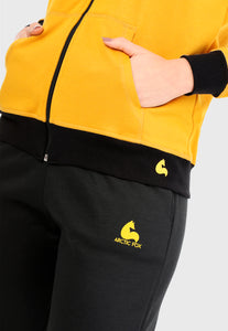 Detalle de los bolsillos de la sudadera para mujer conjunto chaqueta hoodie color mostaza y pantalón de sudadera negro.
