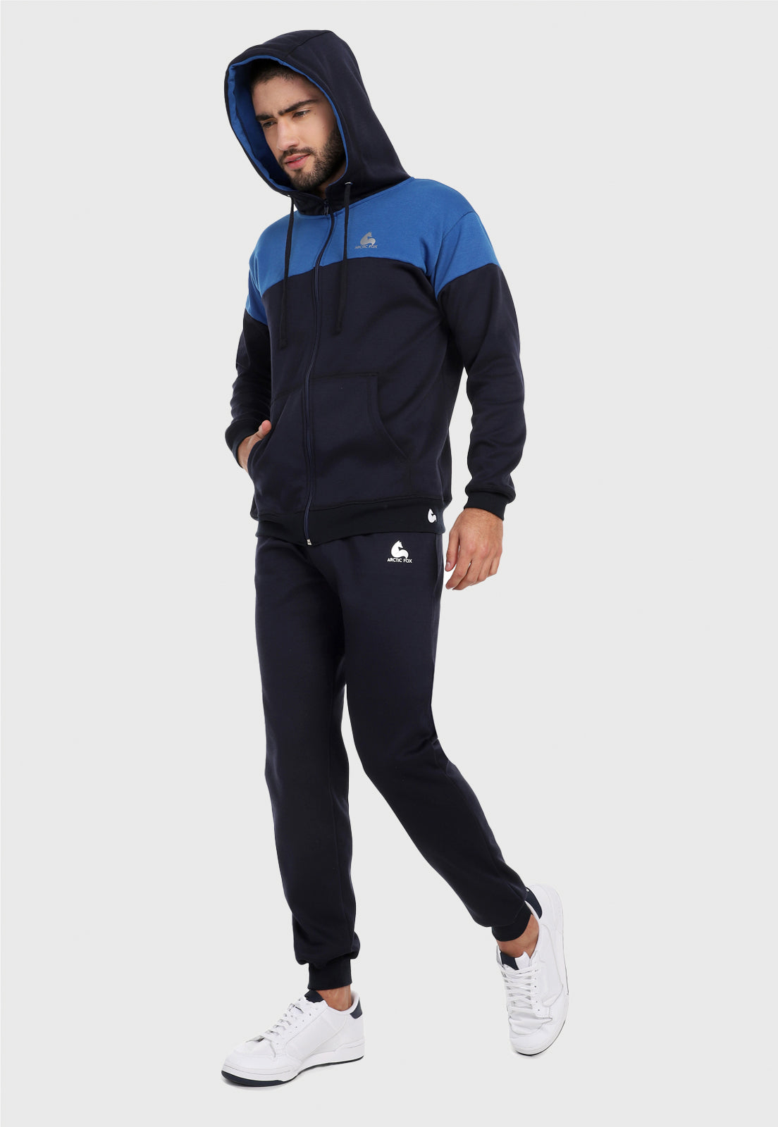 Hombre vistiendo el pantalón jogger para hombre azul navy.