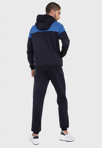 Hombre adulto visto de espalda vistiendo la sudadera para hombre conjunto chaqueta hoodie Azul Rey y Azul Obscuro con pantalón de sudadera azul obscuro.