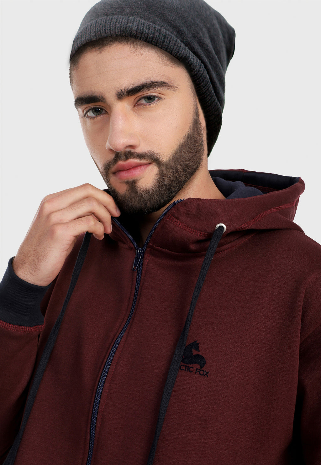 Detalle en cuello de hombre vistiendo la chaqueta hoodie vinotinto para hombre con capota forrada en azul.